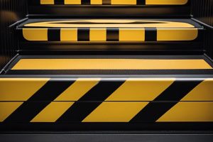 Kje lahko s samolepilnimi protizdrsnimi trakovi preprečimo padce ter zakaj je njihova uporaba nujna?